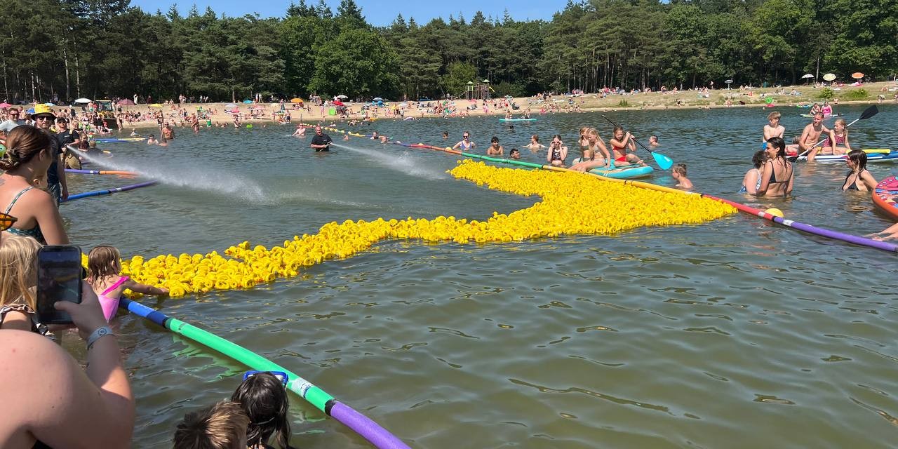 Foto: Eendjesrace bij de Zandenplas